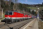 1144 268 + 1144 + 1142 mit Güterzug fahren durch den Bahnhof Breitenstein. Das Bild entstand am 23.11.2017.