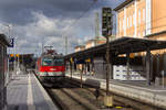 Bahnhof Passau am 6. Oktober 2017: Die letzten Minuten Sonne nutzte der Fotograf zum Ablichten der ÖBB-Lok 1144 280 mit ihrem Regionalzug nach Linz. 