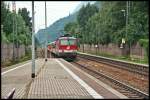 1144 272 rollt diesmal mit einem Regionalzug von Telfs-Pfaffenhofen nach Rosenheim im Juni 2005 in den Bahnhof Kiefersfelden ein.