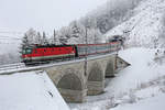 Den fertig neu aufgearbeiteten Kartnerkogel-Viadukt befährt EC-158 mit 1144.216 in tief winterlicher Landschaft am 14.1.18