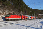 Die neue 1144.279 fährt mit ihren Reg.bei schönsten Winterwetter in den Bhf.Payerbach/R.ein. 11.1.19