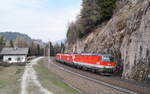 Ein besonderer Lokzug ist hier bei Gries am Brenner auf dem Weg Richtung Innsbruck. Gemeinsam mit 2 Taurus-Lokomotiven der Reihen 1016/1116 ist die 1144 263-1 im Zugverband eingereiht und somit eine der wenigen 1144-Leistungen, die man am Brenner noch antrifft. 13.04.2019.