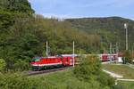 Die Nagelneue 1144.285 verlässt mit ihren Reg. die Hst. Schlöglmühl in Richtung Payerbach/R. 8.5.19