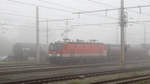 Und nun das letzte Bild aus Wels Hbf. 1144 042-9 kämpft sich am 10. Oktober 2018 durch den Frühnebel! 