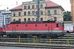 Seitenportrait von 1144 111, als diese am Abend des 03.07.2018 zusammen mit 1116 167 und einem gemischten Güterzug aus dem Hauptbahnhof von Innsbruck gen Hall in Tirol fuhr.