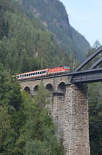 Österreich:1144 ? Richtung Bludenz auf der 87m Hohen Trisannabrücke auf der Arlbergbahn beim Schloss Wiesberg 28.08.2019