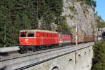 Am Nachmittag des 29.9.2018 unterstützt die 1144.40 die 1144 282 mit dem G55507 von Wien Zvb nach Villach Süd Gvbf über dem Semmering hier kurz nach Breitenstein am Krausel-Klause-Viadukt. 

Am 1.12.2015 hatte die 1144 282 im nachfolgenden  Polleros-Tunnel  einen Unfall mit einem Güterzug.