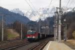 1144 279 hat mit seinem Ganzzug am Vormittag des 23.02.2020 gerade eben die italienisch-österreichische Grenze überquert und durchfährt den Bahnhof Thörl-Maglern auf seinem Weg