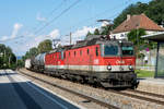 1144 115 und 1144 213 mit einem Güterzug, am 16.08.2020 in Greifenstein-Altenberg.