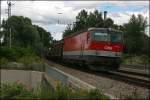 Die Innsbrucker 1144 202 bringt am 27.06.07 einen Gterzug bei Brannenburg, leider im Schatten Richtung Sden.