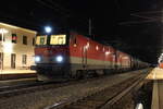 Im Bahnhof Breitenstein wartet in der Nacht des 13.4.2022 der RID57709 von Stadlau nach Graz Vbf kurz die Vorfahrt der RJ853 ab um dann seine Fahrt fortzusetzen.
Der werktags verkehrende Ölzug wurde von der 1144 263 und 212 bespannt sowie von der 1144 201 geschoben.