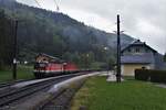 Am Morgen des 17.5.2023 steht der DG55681 bespannt mit der 1144 256 und mit der 1144 271 von Wels Vbf nach Leoben Donawitz im Bahnhof Klaus an der Pyhrnbahn und wartet auf die Kreuzung mit einem