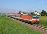 Die Schachbrett 1144 092 traktionierte Ende Oktober 2024 den EC 151  Emona  auf dem Teilstück von Wien Hauptbahnhof>Spielfeld-Straß. Das Foto entstand in Wildon.