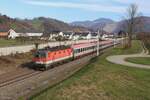 Der EC151  Emona  verbindet Wien Hbf mit Ljubljana bzw mit den ersten drei Wagen mit Triest und fährt damit auf der gesamten historischen Südbahn.
Die 1144 073 brachte am 18.11.2024 den EC151 von Wien Hbf nach Spielfeld-Straß hier kurz vor Stübing.