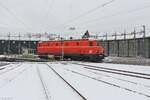 In der Nacht von 21. auf 22.12.2024 setzen starke Schneefälle in Selzthal ein.
Am Morgen des 22.12.2024 fährt die 1144.40 von der Drehscheibe der Zugförderung Selzthal zu ihrem nächsten Einsatz.
Aufgenommen hinter dem Zaun am Ende der Gleise.