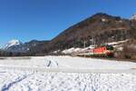 Vor dem Panorama des 2351m hohen Grimming fährt am 19.1.2025 die 1144 092 mit dem IC513  Schöckl  von Salzburg Hbf nach Graz Hbf hier zwischen Stainach-Irdning und Liezen.