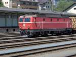 Eine BR 1144 der bb steht mit einem Holzzug im Bahnhof Kufstein.