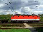 Die 1144 284 am 03.05.2008 mit einem Kupferzug bei der Durchfahrt in Passau.