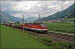 1144 243 (9181 1144 243-3) und eine Schwesterlok bringen bei Schwaz einen Gterzug von Bayern nach Italien.