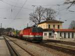 Die 1144 233 am 04.04.2009 mit einem KLV-Zug bei der Durchfahrt in Aling.