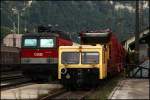 1144 224 steht mit ihrer CS-Garnitur neben Schottertransportwagen in Kufstein abgestellt. (09.08.2009)