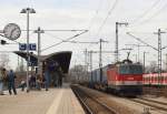 1144 258 beschleunigt am 20.03.10 einen KLV-Zug aus MOR bei der Durchfahrt in Trudering Richtung Brenner.