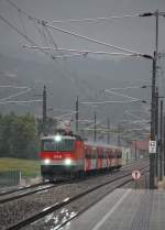 Bei wiedrigster Witterung ist am 24.07.2010
die 1144 079 mit dem Rex 3912 in Nussbach
durchgefahren.