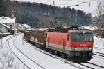 1144 075 mit einem Gterzug von Salzburg Gnigl Vbf bei der Durchfahrt im verschneiten Hallwang-Elixhausen am 21.12.2011.
