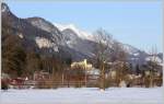 Bei Stainach im Ennstal ist der IC-Wendezug 518 an diesem Winternachmittag auf der Fahrt nach Innsbruck.