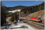 EC 158 „Croatia“ von Zagreb nach Wien wird in Blde eine der wenigen Fernverkehrszge auf der Sdbahn sein, der mit Lok und Klassen verkehren wird. Am 25.2.2012 war ab dem Grenzbahnhof Spielfeld-Stra 1144 201 dem Zug vorgespannt. Die Aufnahme zeigt den Zug am Bahnhofsende von Breitenstein mit dem ehemaligen Stellwerk.