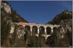 ber das 87m lange und 36m hohe Krausel Klause Viadukt fhrt die letzte blutorange 44er, die 1144 040 als Vorspannlok von Gloggnitz nach Mrzzuschlag.
Breitenstein 10.3.2012