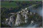 Vorbei an der mit Nebelschwaden zugehllten Burg Klamm, zieht ein 1144er Tandem einen Holzzug bergwrts.
Klamm-Schottwien 18.10.2012