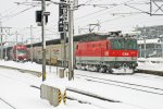 Viel Schnee gab es am 17.1.13 in Wr.Neustadt. 1144.207 mit Containergag. wartet auf die Ausfahrt des REX am Nachbarbahnsteig.