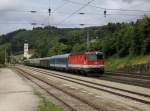 Die 1144 075 mit dem EZ Donau nach Wien am 29.06.2013 bei der Durchfahrt in Wernstein.