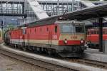 1144 092 + 1144.... ziehen am 17.06.2014 einen Güterzug durch Bruck/Mur.