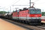 Eine Doppeltraktion von 1144ern (046+094) zieht einen Güterzug durch die Haltestelle Wien-Praterkai. 10.7.2014
