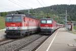 Begegnung der 1144.285 mit 1144.096 in der Haltestelle Passering am 18.06.2015.