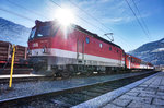 1144 236-7 steht bei strahlendem Sonnenschein, mit einer zweiteiligen CityShuttle-Garnitur, im Bahnhof Lienz.
