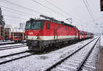 1144 236-7 steht bei dichtem Schneetreiben mit einer zweiteiligen CityShuttle-Garnitur im Bahnhof Lienz.