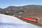 1144.207+1016.014 fahren mit G-43401 mit dem Schneeberg im Hintergrund bei der Apfelwiese am Eichberg bergwärts.