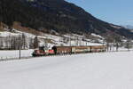 1163 005 war am 5. Februar 2025 mit drei Güterwagen bei Grießen auf dem Weg nach Hochfilzen.