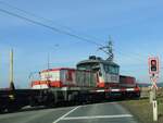 1163 003-7 sorgt bei einem Bahnübergang nächst Lenzing mit einem Leerwagenzug auf eine  eeeeelend  lange Wartezeit; 250207