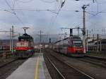 Der 4023 006 am 01.01.2010 bei der Einfahrt als S Bahn in den Salzburger Hbf, wehrend die 1163 013 auf ihre nchste Rangierarbeit wartet.