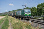 1193 900-8 mit einem Aufliegerzug am 04.07.2023 in Thüngersheim