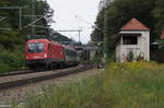 182 006 der ÖBB mit EC 87 (München Hbf - Venezia Santa Lucia) bei der Einfahrt in den Bahnhof Aßling (Strecke München-Rosenheim).
Aßling, 31.08.2017