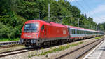 Am 06.07.2024 durchfährt 91 81 1216 002 mit einem Eurocity den Bahnhof Assling in Richtung Österreich.