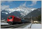 1216 240 bespannte am 16.2.2008 den Saisonzug D 13213. Die Aufnahme entstand zwischen Leogang und Saalfelden mit den Leoganger Steinbergen im Hintergrund.