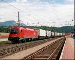 1216 023 (E190 023) bringt wieder eine volle RoLa zum Brennersee. In Kundl hat sie erst wenige Kilometer ihrer Reise zurckgelegt. (05.07.2008)
