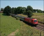 1216 234 (9181 1216 234-5) hat am 11.07.2008 die Aufgabe den OEC 163  TRANSALPIN , Wien West - Basel SBB, nach Buchs(SG) zu bespannen. Hier bei Bad Endorf wurde der Zug auf den Chip gebannt.
