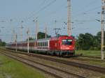 Die 1216 240-2 fhrt mit einem Zug, der aus einem Deutschen, fnf Tschechischen und drei sterreichischen Personenwaggons besteht, durch die Bhs Wien Sssenbrunn. (20.07.09)
